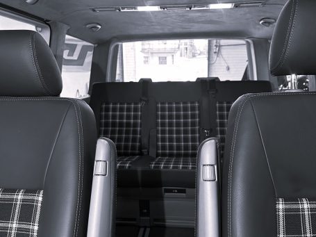 Blick durch die Vordersitze nach hinten