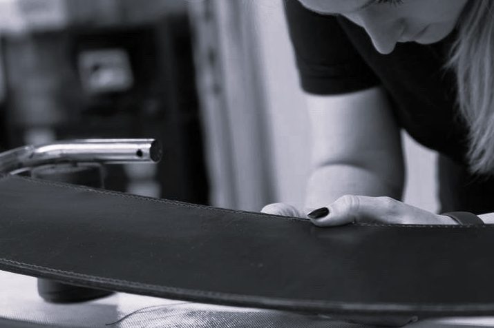 Arbeiten an klassischem Designer-Stuhl