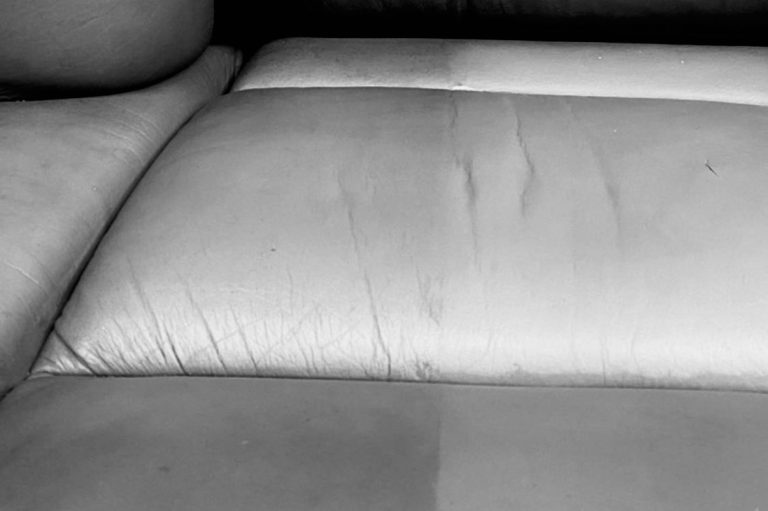 Lederfläche halb gereinigt