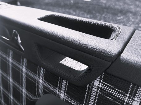 Nahaufnahme Türgriff innen mit Handnaht