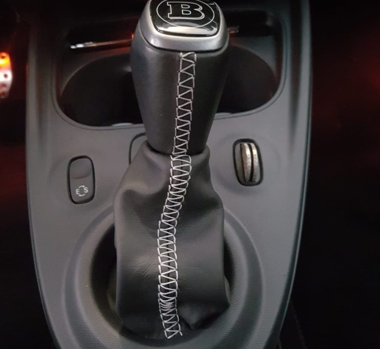 Wahlhebel und Schaltsack mit individueller Ziernaht